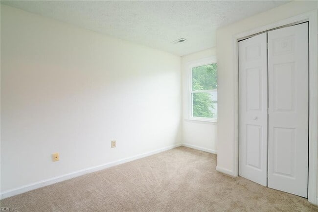 Building Photo - 327 Settlers Landing Rd