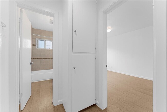 Building Photo - 3116 W 99th St