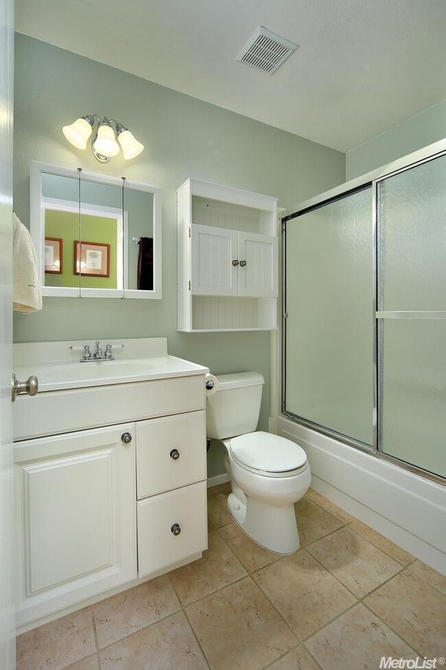 Building Photo - Cozy Condo in North Davis!