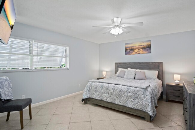 Building Photo - 1360 SW Albatross Way