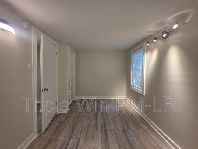 Building Photo - 400 W 34th St