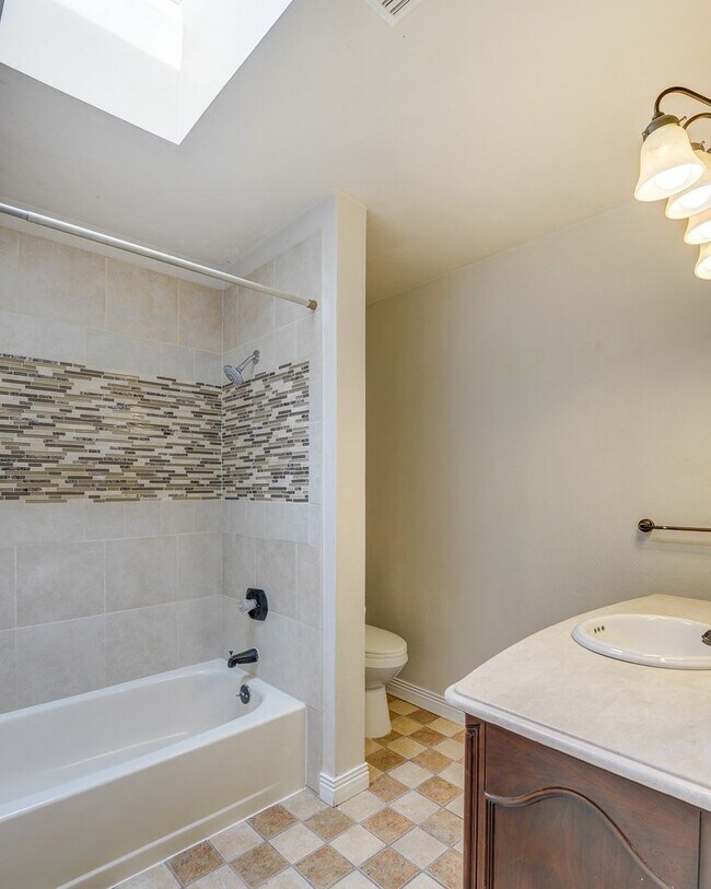 Building Photo - Charming Home in Sought-After Lower Kennydale