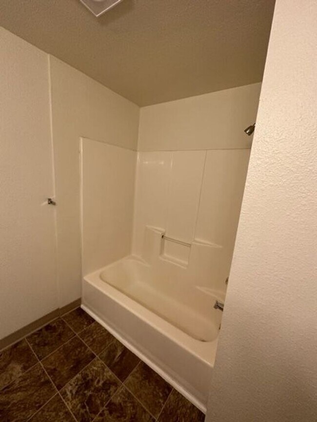 Building Photo - Rent Special: 1/2 Off February's Rent 2 Bedroom 1 Bath Unit NE Salem!