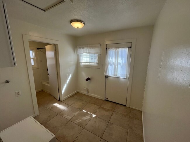 Building Photo - 360 E Foster Rd