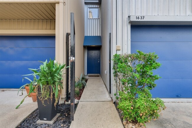 Building Photo - 1637 Tuam St