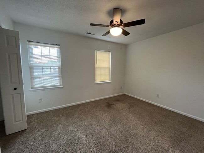 Building Photo - Adorable!