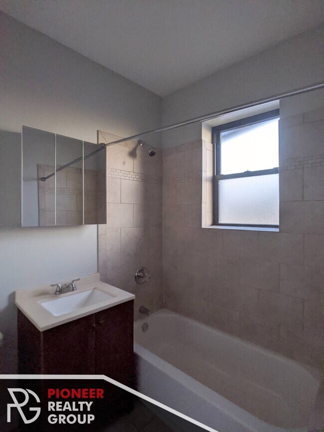 Building Photo - 4407 N Wolcott Ave