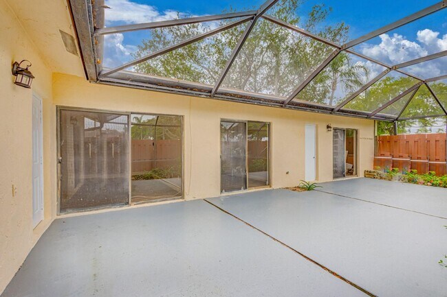 Building Photo - 1240 Summit Pl Cir