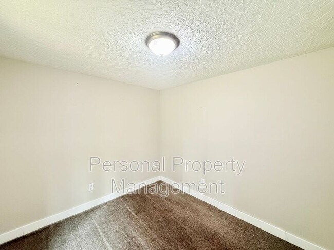 Building Photo - 9411 NE Pinecreek St