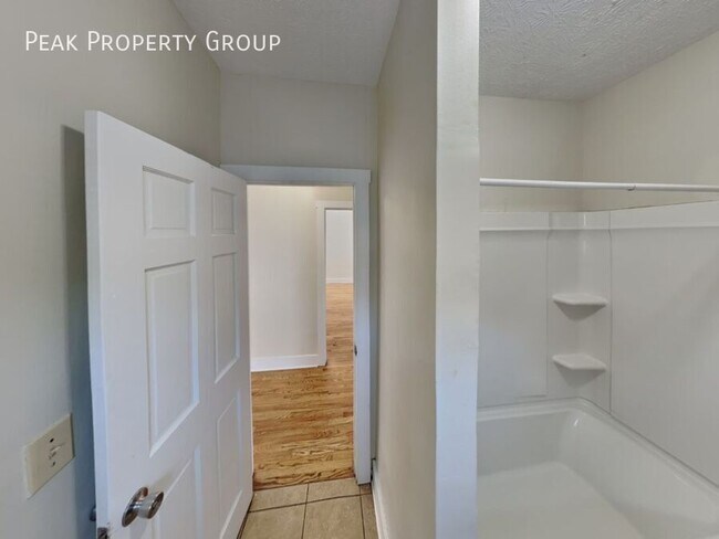 Building Photo - 1371 Summit St