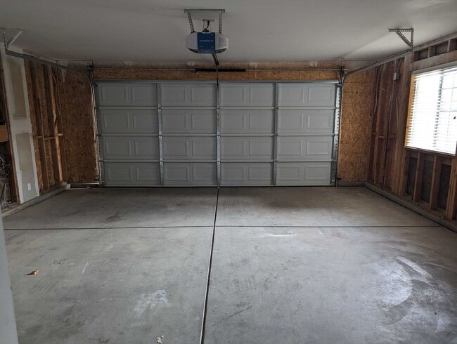 Building Photo - Comfortable Home in East Bakersfield