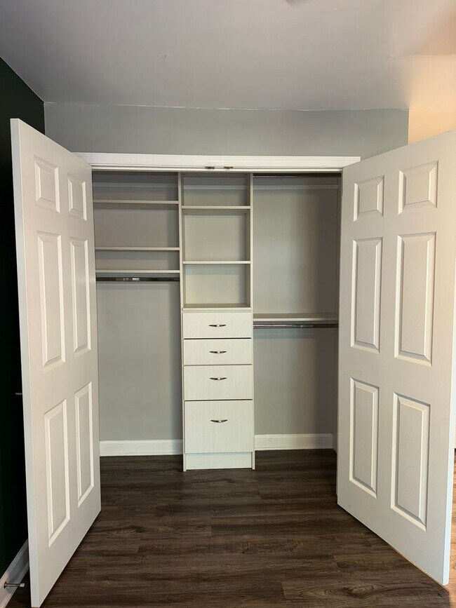 Building Photo - Large, Luxurious 2 Bedroom 2 Bath at Parks...