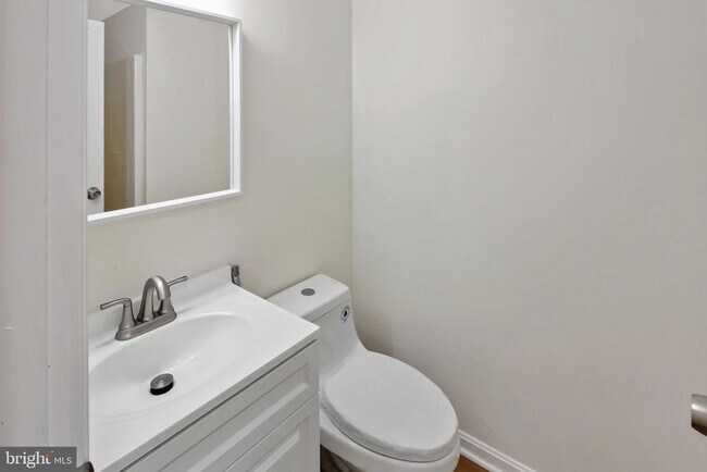 Building Photo - 890 Bayridge Dr
