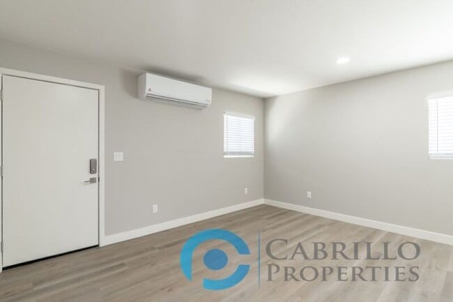 Building Photo - 4849 Mansfield St