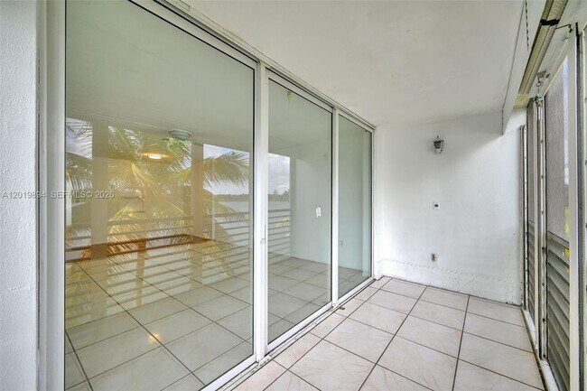 Building Photo - 1075 NE Miami Gardens Dr