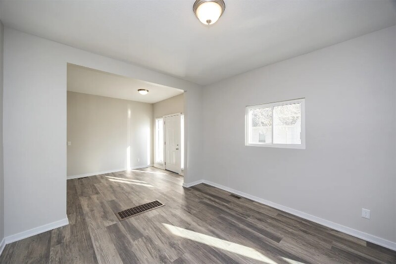 Building Photo - 1332 E Sheridan Ave