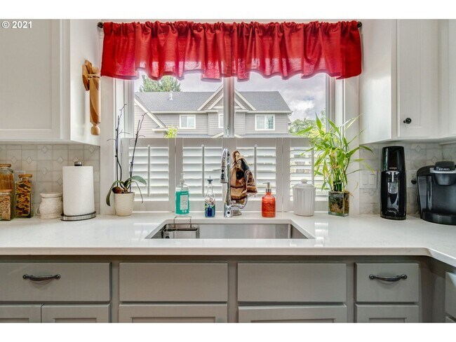Building Photo - Charming One Level Custom Home