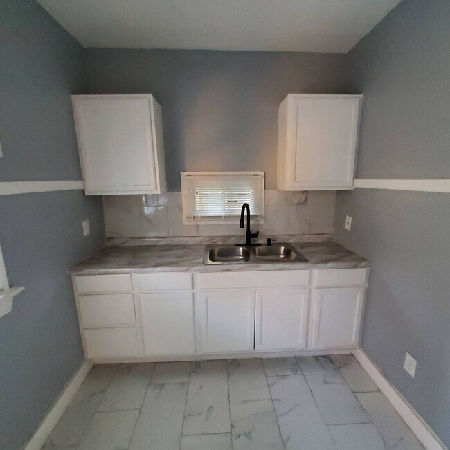 Building Photo - 12098 Chesterfield Ave