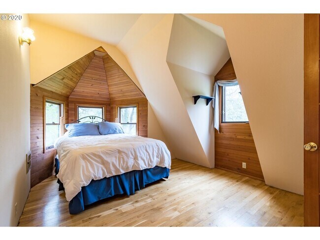 Building Photo - New Price! Custom Home