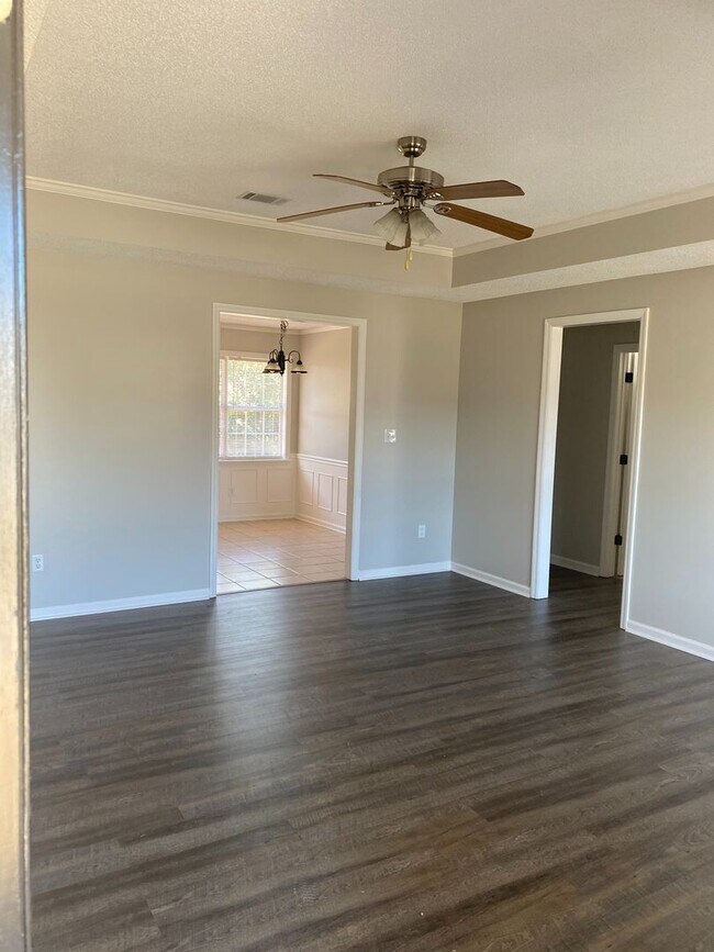 Building Photo - Spacious 3BR/2BA Home with Open Floor Plan, Granite Countertops & Fenced Backyard