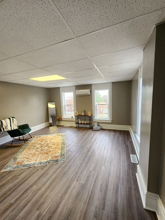 Building Photo - Large one bedroom one bath upstairs apartment