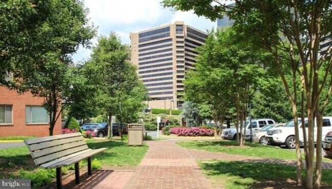 Building Photo - 1111 Arlington Blvd