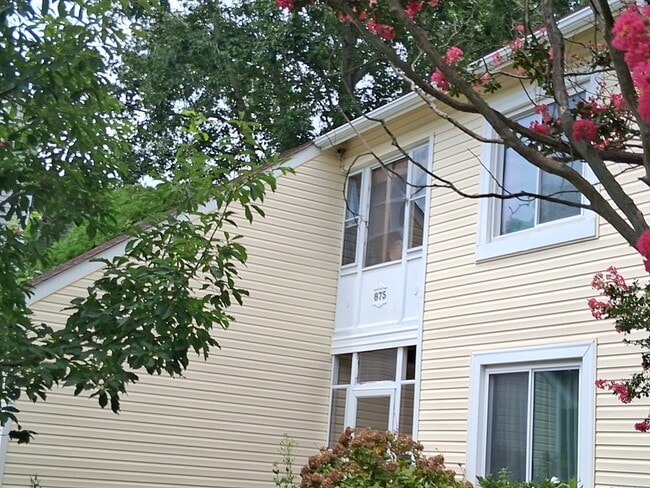 Building Photo - 875 Carew Rd
