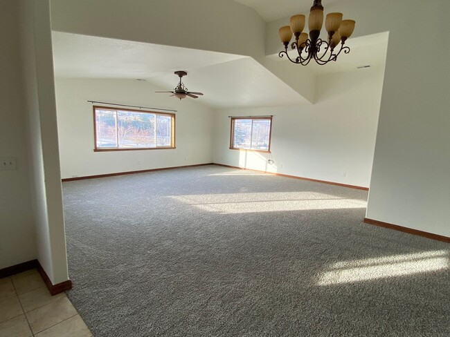 Building Photo - Spacious 2500 sq ft Apartment with Breathtaking Views!!