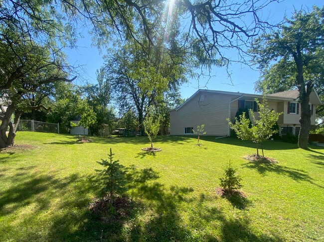 Building Photo - 709 S Salem Dr