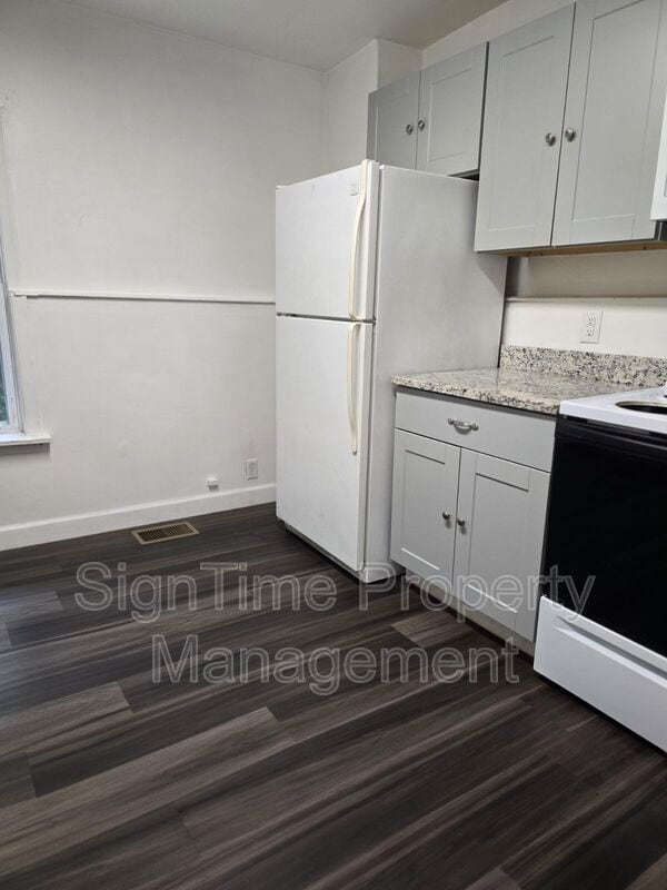 Building Photo - 235 Summit Ave