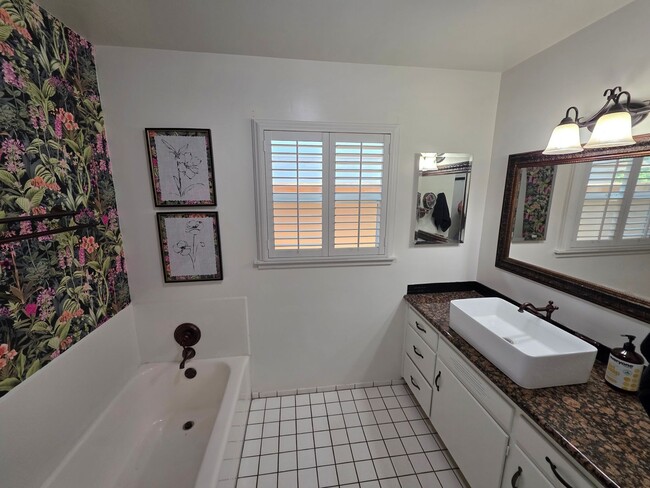 Building Photo - 2 bedroom 2 bathroom with brand new A/C un...