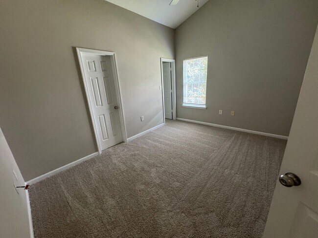 Building Photo - 5819 Hamilton Oaks Dr