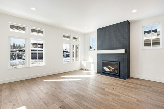 Building Photo - Move in special $1000 off first months ren...