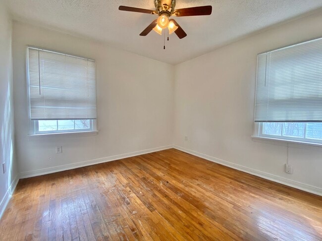 Building Photo - Pre-leasing now - 3 bed /2 bath - available 6/10/2026
