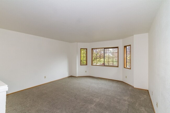 Building Photo - Maple Leaf 2-story 3 bed/2.5 bath with deck and garage available now for $3700!!