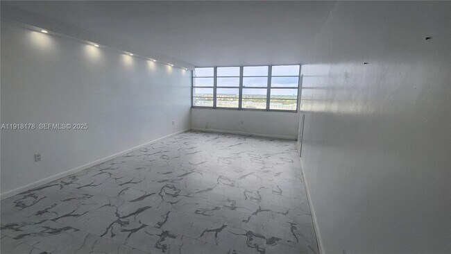 Building Photo - 1301 NE Miami Gardens Dr