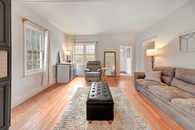 Building Photo - Urbana 3 bedroom/2 bathroom recently updated home!