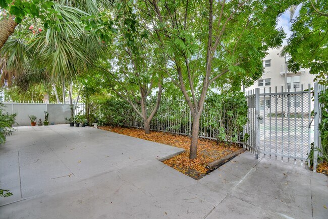 Building Photo - Lincoln Road Apartments