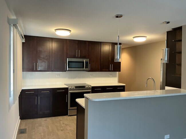Kitchen - 2553 W Summerdale Ave