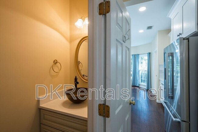 Building Photo - 2433 Gablewood Dr NE