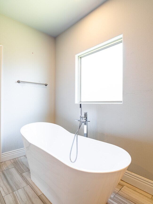 Building Photo - 1671 Sunrise Cir