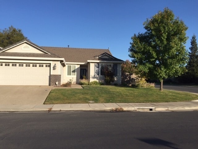 Building Photo - 4 Bedroom Home