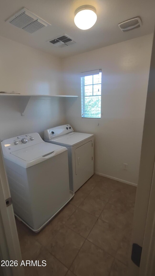 Building Photo - 2218 S Buckaroo Trail