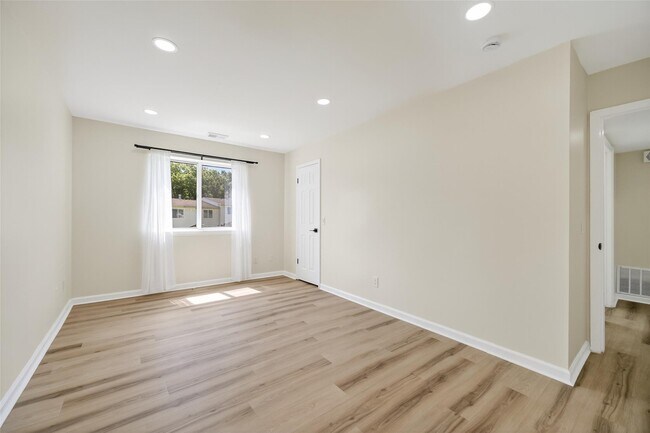 Building Photo - 276 Temple Hill Rd