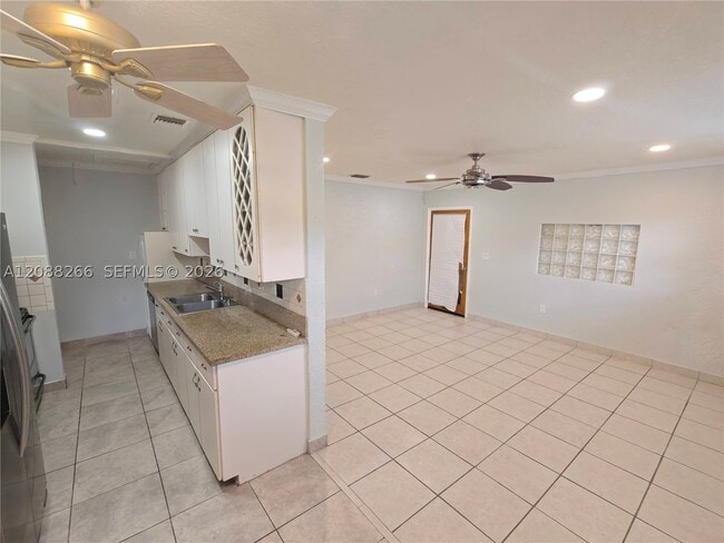 Building Photo - 801 N 70th Way