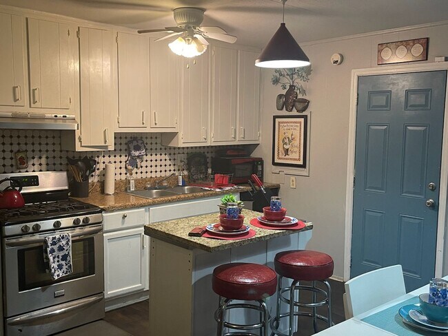 Building Photo - Cute House, Fenced Yard in in Thomasville Heights