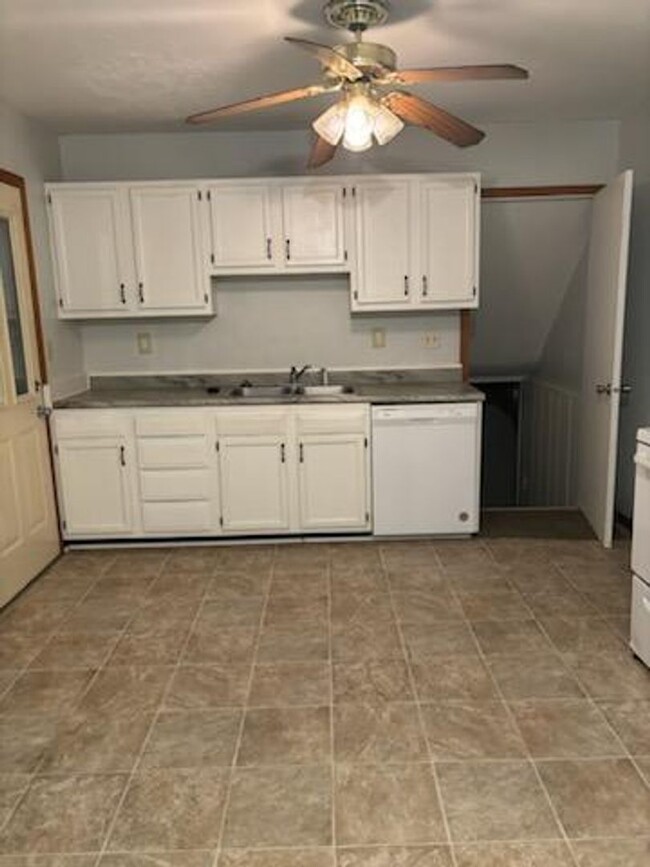 Building Photo - 12 Riverview Lane Bettendorf, IA 52722 - 4...