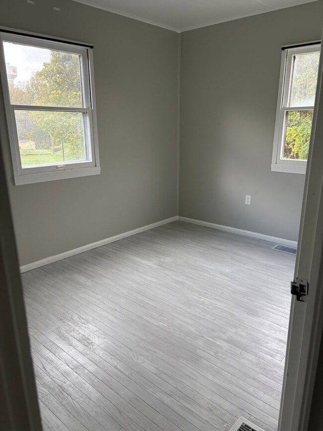 Building Photo - Two Bedroom House