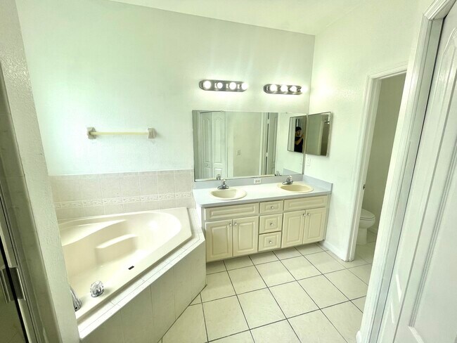 Building Photo - 611 Terranova Dr