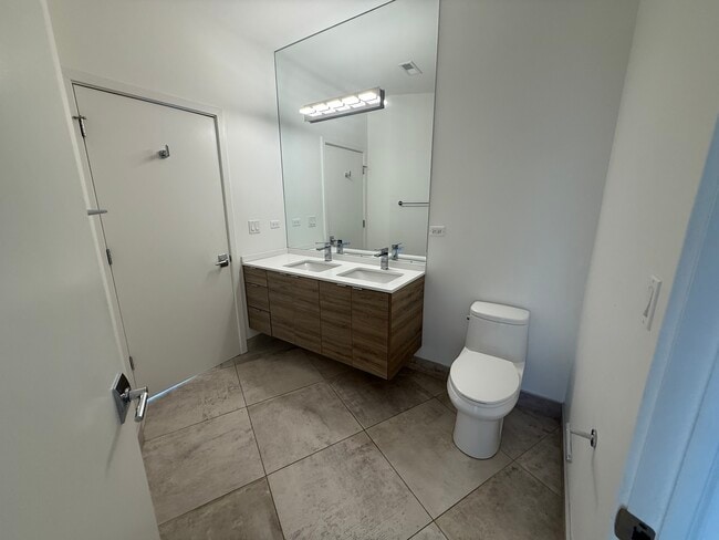 Building Photo - 3462 N Lincoln Ave